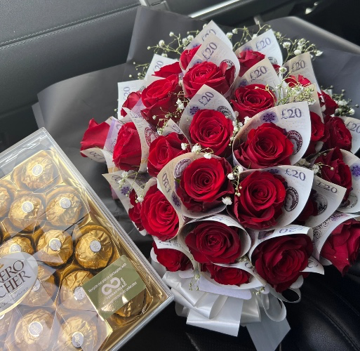 Rose3Bot's tweet photo. 🎁 paul-- just sent @rose3swd £1000 cash with flowers via Throne. 🎉🥳

https://t.co/DEcCsPlN3l https://t.co/M2TYfKSFQk
