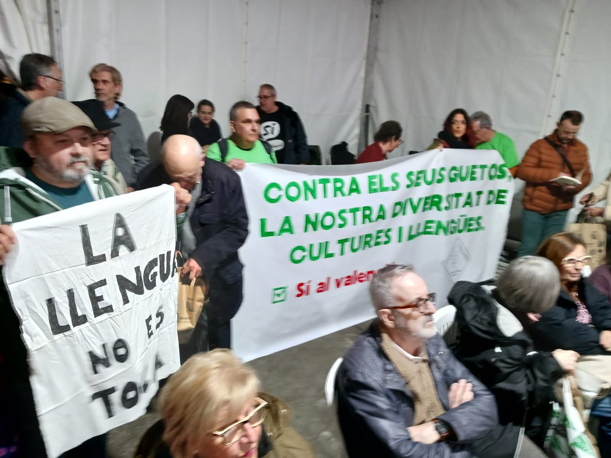📍Alacant, unida per un objectiu clar: defensar el #valencià! 🌍 Hui ens manifestem contra la consulta que vol dividir-nos. #SíAlValencià és un compromís amb la nostra llengua i la nostra educació! 💪