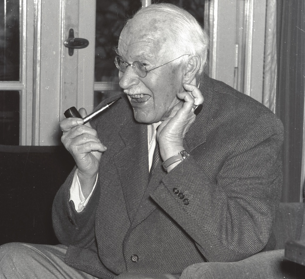 Carl Jung dijo una vez: “La persona que mira hacia fuera, sueña; la persona que mira hacia dentro, despierta”

Estas son las 7 lecciones que he aprendido de él (y que pueden ayudarte a ti):