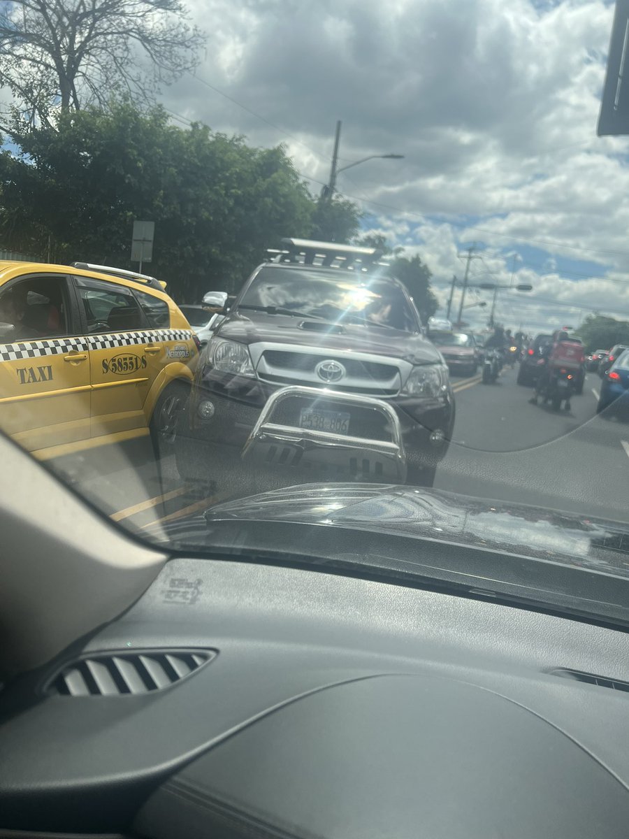 Gaby_Aleman9's tweet photo. Carro sobre avenida bernal en contra sentido, enfrente de carne mama chuz. @PNCSV @VMTElSalvador @ https://t.co/RCo8jgNIHy