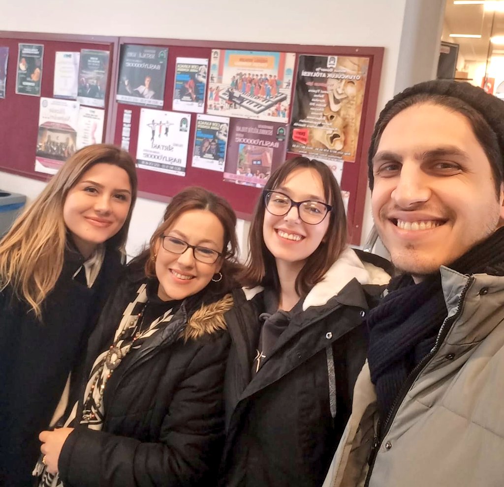 Öğrencilerimle karlı güzel bir cumartesi sabahından 🧿📚✏️📉🌻

YTÜ UYGULAMALI KATIHAL FİZİĞİ ARAŞTIRMA GRUBU