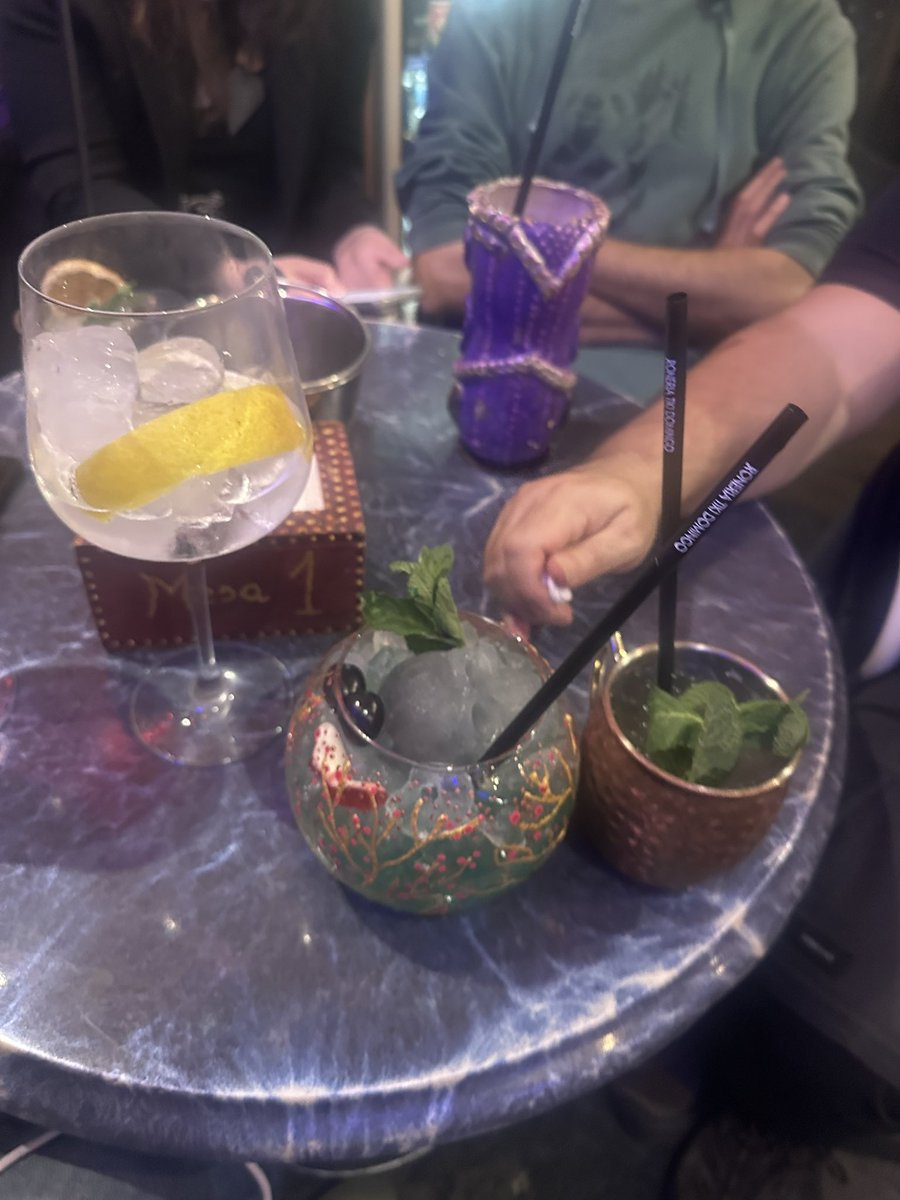 Disfrutando en <a href="/bardomingo/">Domingo Bernardo</a> con amigos , joder que pocos sitios para estar a gusto con amigos disfrutando de una buena bebida alcohólica o no. Siempre lo he recomendado y nunca me ha fallado. Mi sitio favorito de Valladolid