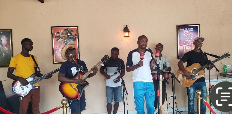 Valéry Numa (@valnuma) on Twitter photo 🎶 TROUBALAKAY — SWARE PLIM POUL 🎶
Nou fin fè dènye tchèk son, nou pare pou n pase #PlimPoul nan zòrèy ou aswè a, apati 🕖 7H, nan📍 #LeReculBistro, Kanperen. 🎟️ Admisyon : Yon plim pou l ! Vin « enjoy » ou ak mizik lakay nou. Pataje, envite zanmi w, epi pa bliye plim ou ! #VN 🎶 TROUBALAKAY — SWARE PLIM POUL 🎶
Nou fin fè dènye tchèk son, nou pare pou n pase #PlimPoul nan zòrèy ou aswè a, apati 🕖 7H, nan📍 #LeReculBistro, Kanperen. 🎟️ Admisyon : Yon plim pou l ! Vin « enjoy » ou ak mizik lakay nou. Pataje, envite zanmi w, epi pa bliye plim ou ! #VN