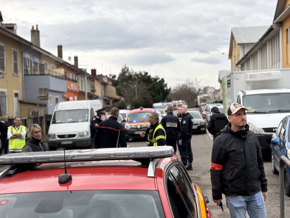 NoeWehrtSich's tweet image. 🇫🇷 +++Aktuell+++ Muslimischer Messer-#Terror im #Elsass - Algerier ersticht mehrere Menschen, einer davon bereits tot

🔹#Mühlhausen: Laut TF1 griff ein mit einem #Messer bewaffneter #Algerier laut Zeugenaussagen mehrere Menschen an und rief dabei „#AllahuAkbar“. Mindestens eine