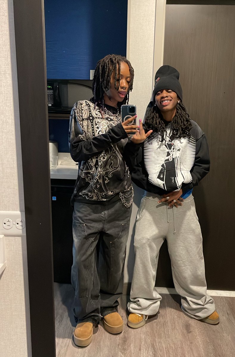 liv__simone's tweet image. we b kissin n shit