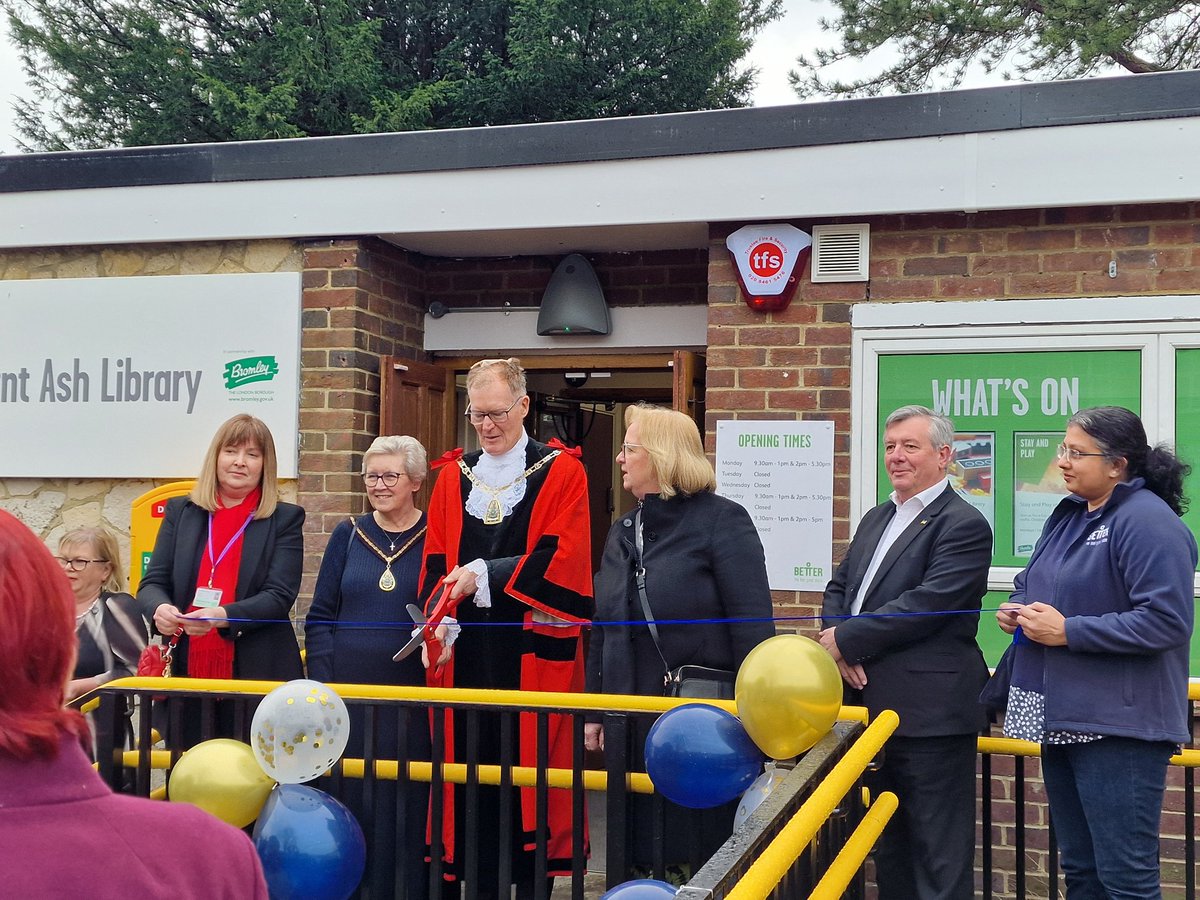 kingsmeadowBR1's tweet photo. Our library is finally reopened today with a beautiful mural and outside space 🥳🎊👏#kingsmeadowbr1 #kingsmeadowbromley #kingsmeadowpark #sundridge #burntashlibrary #kingsmeadowparkbromley #bromleyparks #bromley #BR1 #friendsofkingsmeadow #london #library #libraryreopening https://t.co/GXOuw7SB48