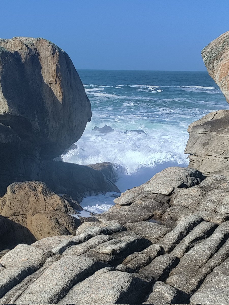 A l'heure de la pleine mer,  des vagues encore tout agitées du coup de vent d'hier
Saint Guénolé 
#Breizh #Bretagne #PaysBigouden