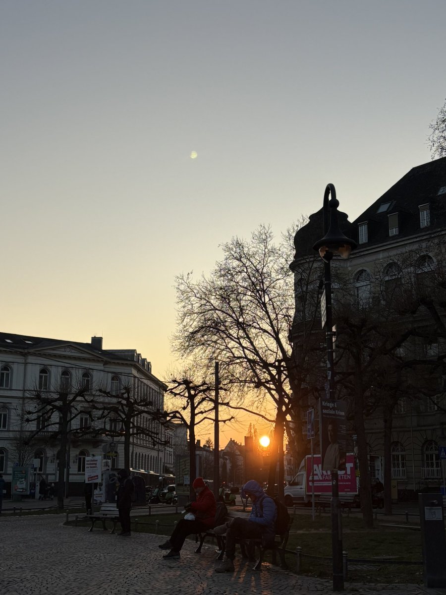 تشبهينَ الهويّة حينَ أكونُ غريبًا  ...

- درويش