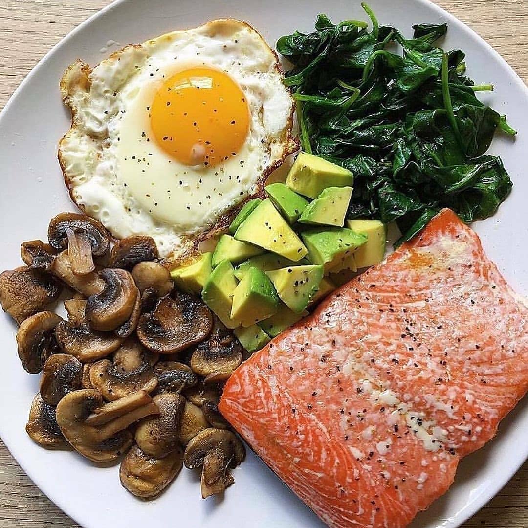 Lowcarbjiji's tweet image. 10 minute Salmon lunch

Baked wild salmon seasoned with olive oil, lemon and ground black pepper with 🍳cooked in avocado oil, sautéed garlic 🍄, spinach and half an 🥑

Follow me for more keto tips and recipes 🥑 By: zestmylemon

#ketohacks #hflcdiet #ketofastfood #fatlosshelp