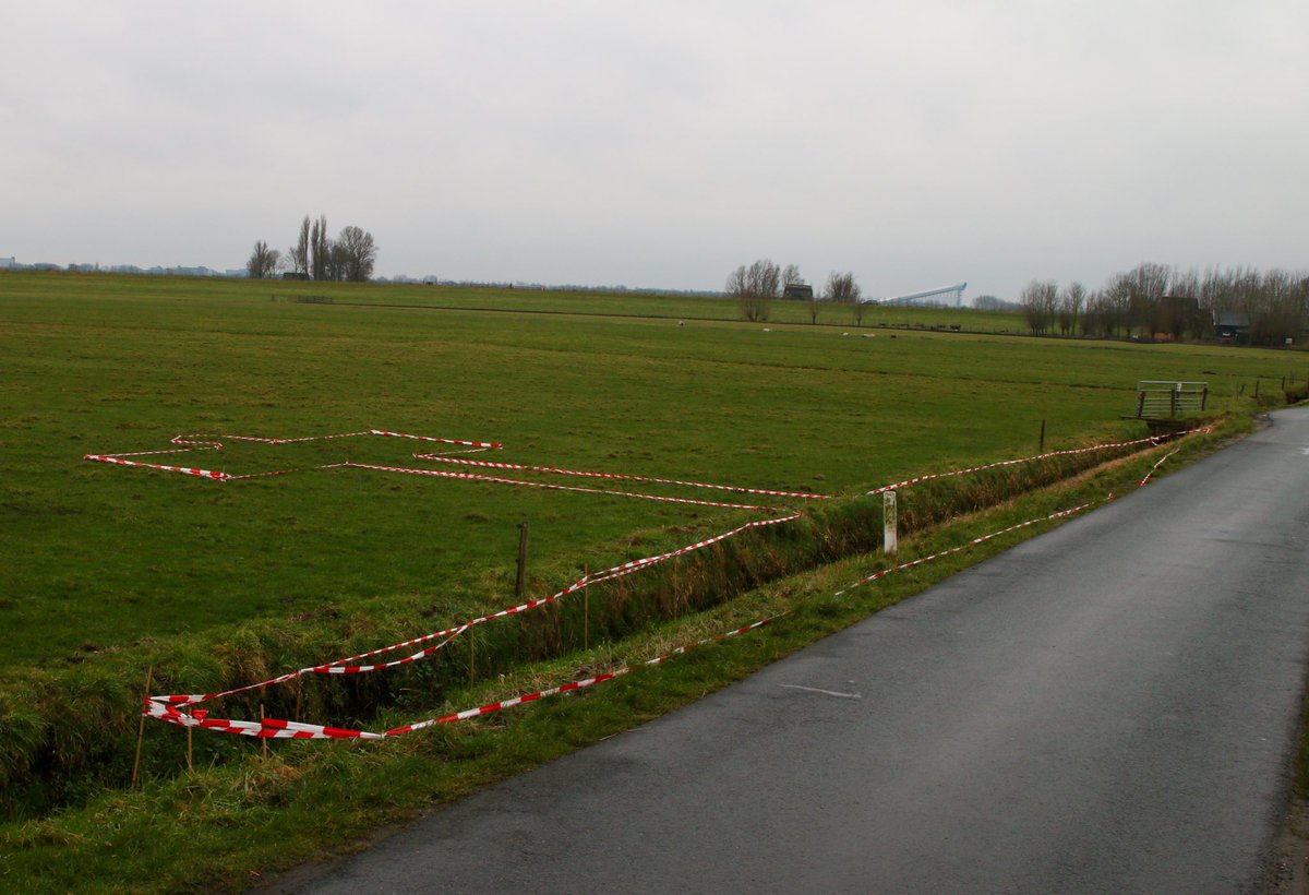 TimOwCh's tweet image. Ik mocht vandaag als fotograaf, vanuit scouting John McCormick ,aanwezig zijn bij de herdenking van de noodlanding van de ‘Jolly Duck’. Dit vliegtuig maakte op 22 februari 1945 een noodlanding in de Geerpolder. John McCormick was een bemanningslid