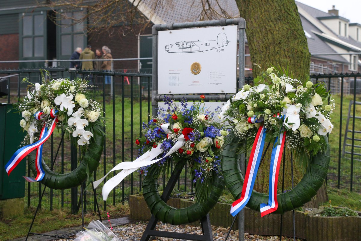 TimOwCh's tweet image. Ik mocht vandaag als fotograaf, vanuit scouting John McCormick ,aanwezig zijn bij de herdenking van de noodlanding van de ‘Jolly Duck’. Dit vliegtuig maakte op 22 februari 1945 een noodlanding in de Geerpolder. John McCormick was een bemanningslid