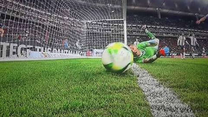 chris0885's tweet photo. Gol legítimo de Toluca contra chivas mal anulado y Toluca no estuvo de puto chillón como las birrias esas del guadalajara  @GusMenFox @UpalabraMX @CHermosillo27 deberían restregarselo al enano ese jajaja https://t.co/8KorijzVsN