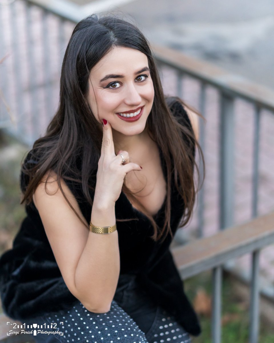 SPerichPhoto's tweet photo. Otra toma preciosa, la sonrisa y la mirada hablan por sí solas. Elegante, natural y con mucha actitud. 🔥✨
#SperichPhoto #PortraitPhotography #NaturalBeauty #RaquelillaSol https://t.co/xq4foS8vdJ