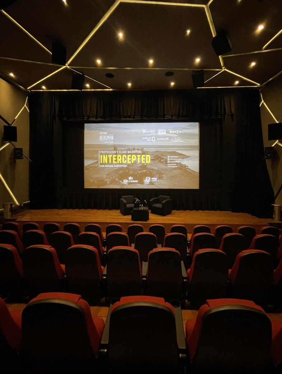 “Cuando la invasión rusa comenzó yo estaba en Ucrania, lo que estaba sucediendo no tenía precedentes y era inimaginable” - Oksana Karpovych. 

Clase Magistral sobre el documental INTERCEPTED. 

#CátedraBergman en <a href="/QUEBECINE/">Muestra de cine de Quebec</a> <a href="/enacunam/">Escuela Nacional de Artes Cinematográficas UNAM</a> <a href="/FilmotecaUNAM/">Filmoteca UNAM</a>