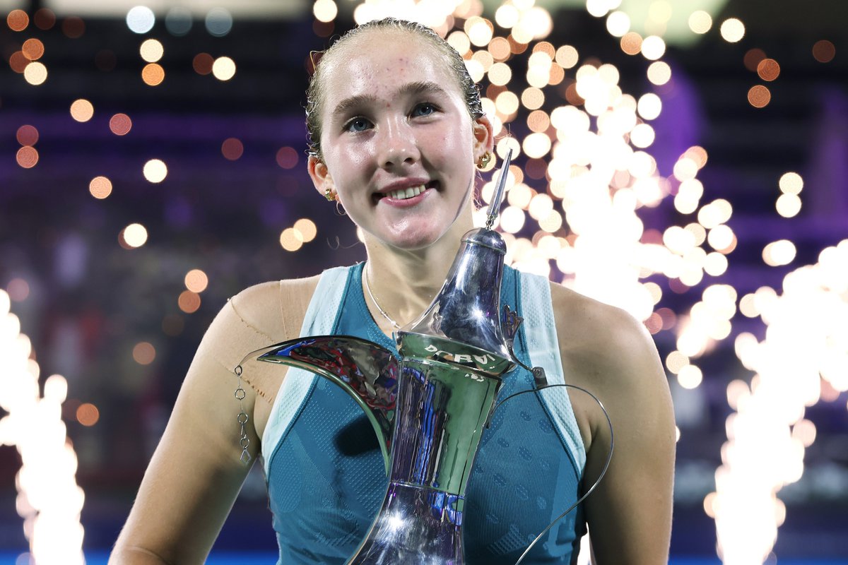 "Por último, pero no menos importante, me gustaría agradecerme. Sé con lo que he estado lidiando y quiero agradecerme por creer en mí. Por nunca rendirme, por siempre lidiar con la presión. Hoy no fue fácil, pero elegí estar al 100%. Me agradezco por ello".

Mirra Andreeva 🇷🇺,