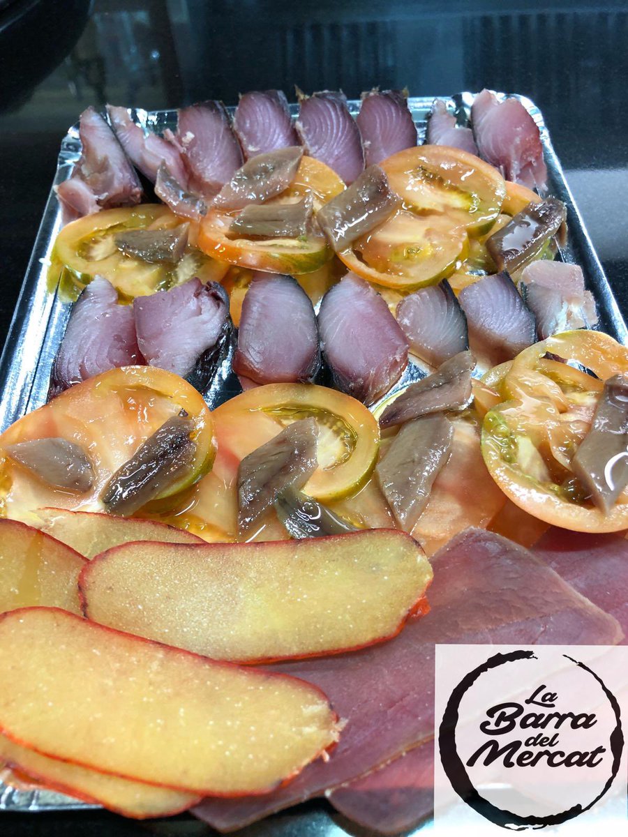 barramercat's tweet photo. Aquí tienes un tweet optimizado:

“Noche especial en La Barra del Mercat 🍾✨ Disfruta de nuestra gran barra de tapeo, tablas al corte y champán con ostras 🦪🥂 Reserva ahora en 📞 678-915-550  #Elche #Tapas #Gastronomía #Champán #Ostras #Foodie # https://t.co/vE7Hf8bNdn
