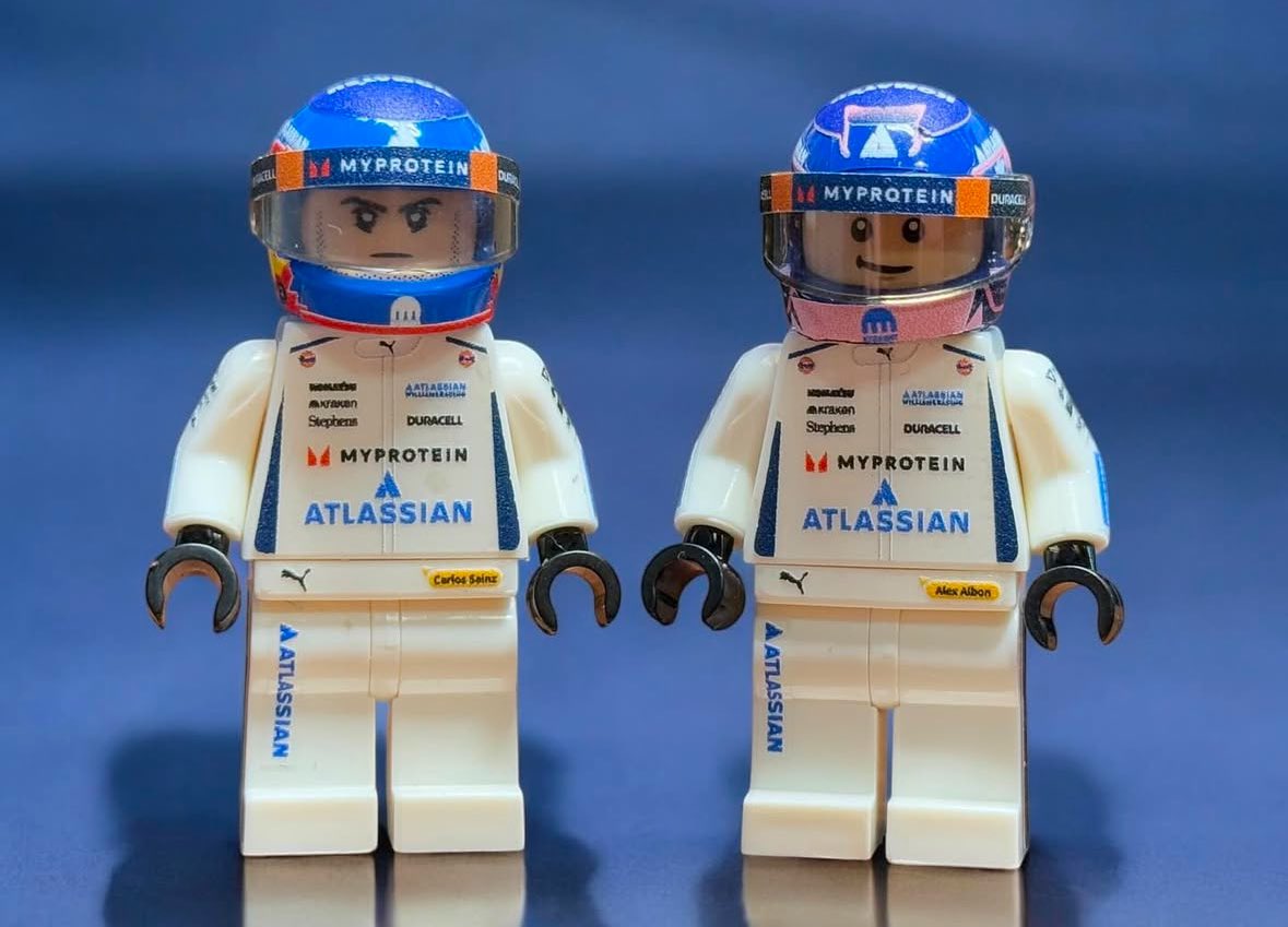 norsainzzfairy's tweet photo. these ate so bad like the details 🤏🏼
those helmets, that strand of hair touching carlos’ brow, alex’s smile 😭 https://t.co/FmoeX43AuD
