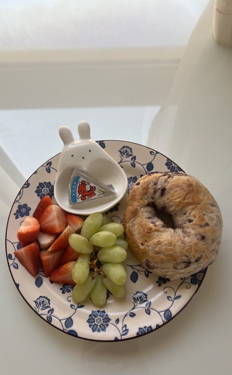 jenaissant98's tweet image. Today eats 🥯🫐🍇🍓🍨🍰
  ✨no calories counting✨