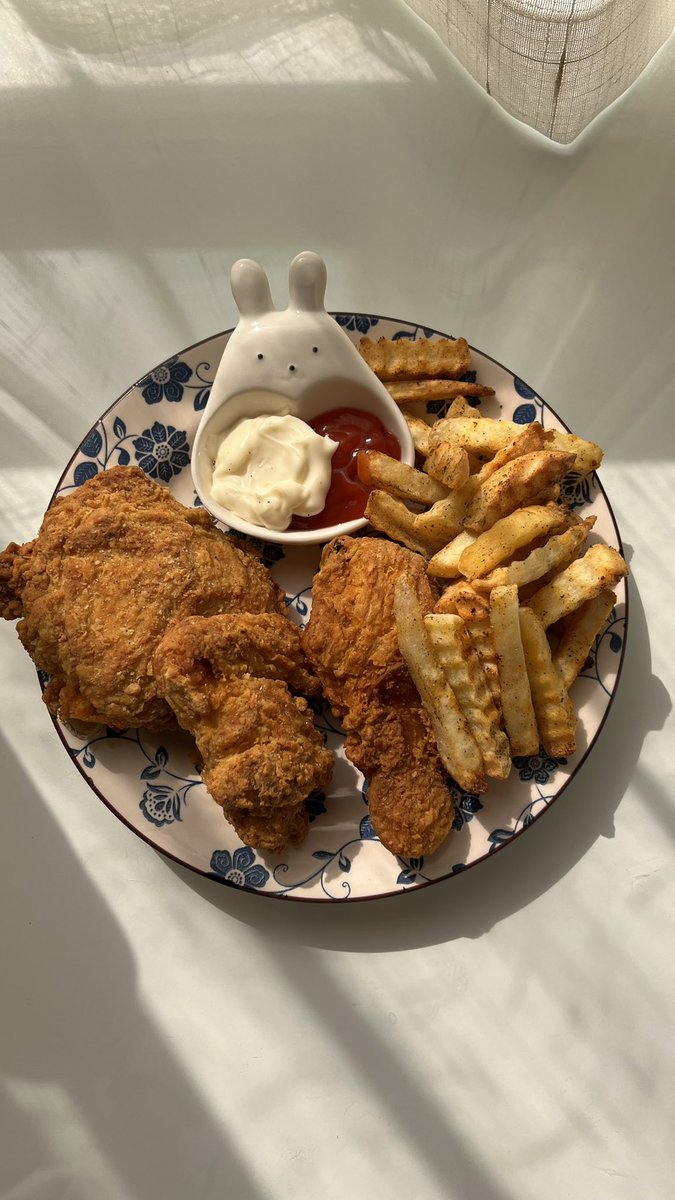 jenaissant98's tweet image. Today eats 🥯🫐🍇🍓🍨🍰
  ✨no calories counting✨