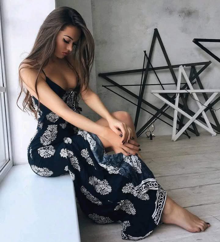 🤍  ٭  تشبـعـت بڪل الفـتن   .. 
       ٭ متمـردة بڪيد النسـاء  ..
         ٭ لا يسـتهـويها غـزل العـابـريـن ..
    " تـلك المعلقـة بيـن الطـفولـة والأنـوثـة "