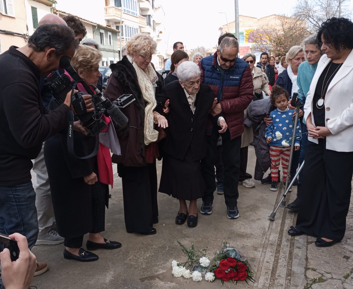 MemoriaMallorca's tweet photo. Avui s'ha col·locat la pedra de la Memòria #RemStone @IStolpersteine en honor a Pablo Ferrer Madariaga, militar inquer assassinat a Melilla després d'un judici farsa per mantenir-se fidel al govern legítim de la II República.

Sempre en la memòria, company.

#IncaTéMemòria
@militaresantifa
