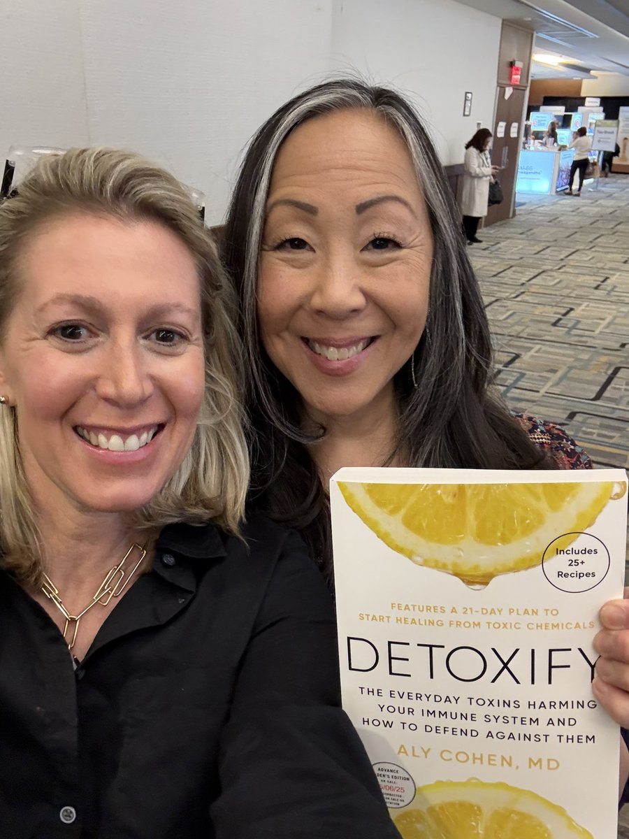 TheSmartHuman's tweet image. 🤩it was another wonderful Integrative Healthcare Symposium in NYC🍎
Seeing old friends and colleagues doing great work in health, wellness, and disease PREVENTION!! 
Link to 🍋Detoxify👉🏽 simonandschuster.com/books/Detoxify…
#immunedisruptingchemicals
#IDCs
#Rheumatology 
#integrativemedicine