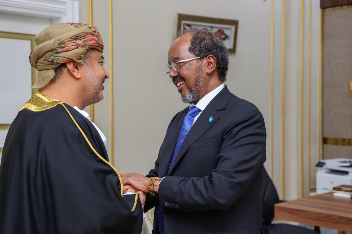 TheRoble4's tweet photo. UPDATE: President @HassanSMohamud welcomed Omani Minister Eng. Said Hamood Al Maawali &amp; delegation—the largest Omani visit in 30 years. Talks focused on investment &amp; collaboration, strengthening deep historical, cultural &amp; trade ties. #Somalia #Oman #Investment https://t.co/bTKd68LhpE