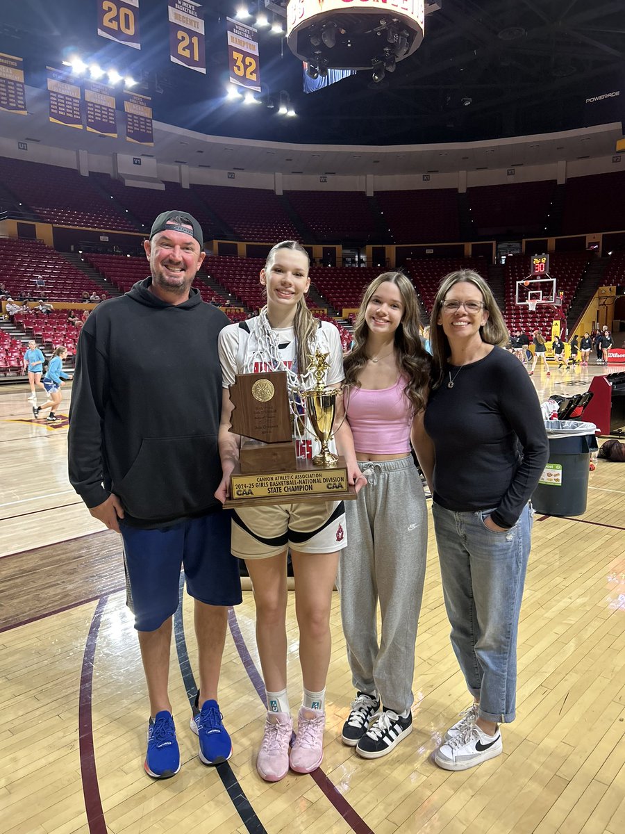 calliehinder's tweet image. Love my team, so proud of us- let’s run it back next year! #statechamps 🔥 🐸 💍
