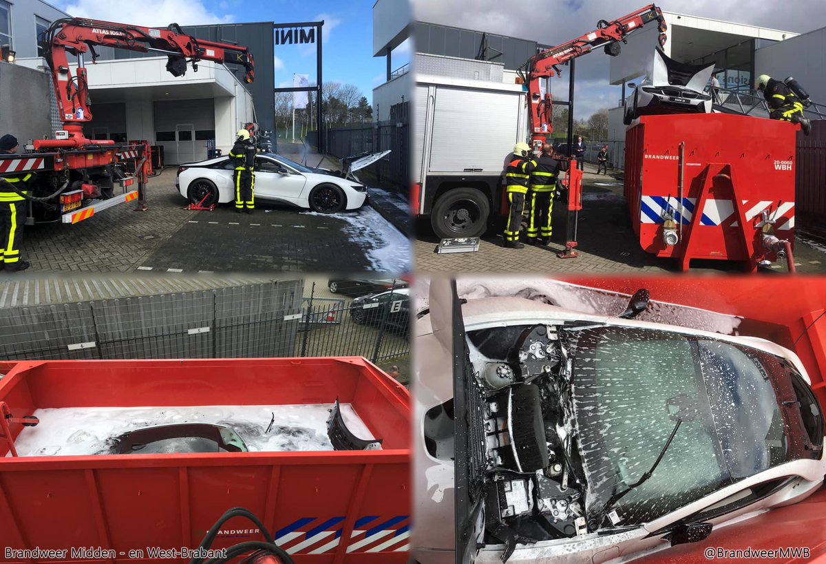 salman2546's tweet image. حريق لسيارة كهربائية مشابهة لم يتم إطفاؤها إلا بعد غمرها في حوض مياه.

تُستخدم بطاريات الليثيوم لشحن هذه السيارات والمشكلة أنها قد تشتعل تلقائياً ويصعب إخمادها ، كما أن خطر تعرض رجال الإطفاء لصدمات كهربائية أمرٌ وارد.