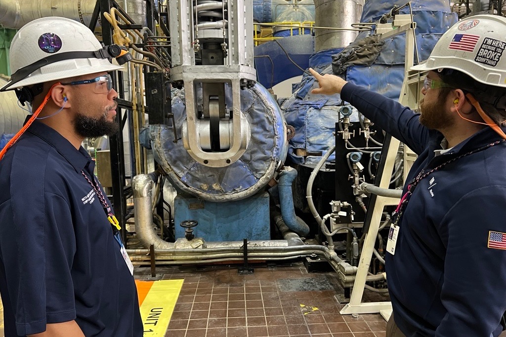 TVAnews's tweet image. Even through the coldest winters, our incredible engineers work to power our future!❄️⚡From keeping the lights glowing to the river flowing, their innovation drives us forward - thank you! 👏️🎉🇺🇸
#NationalEngineersWeek