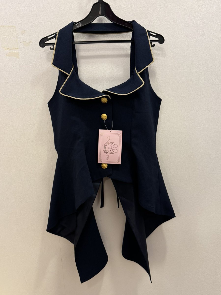 cross_fkym's tweet photo. metamorphose🎀

新作入荷

Gabrielロング燕尾ベスト
ネイビー
 ¥18.480-

カッコ良くも可愛くも合わせられる万能なベストです✨
ウエストラインも調節できるのでシルエットも綺麗です🤭 https://t.co/mm7ZZf6GSX