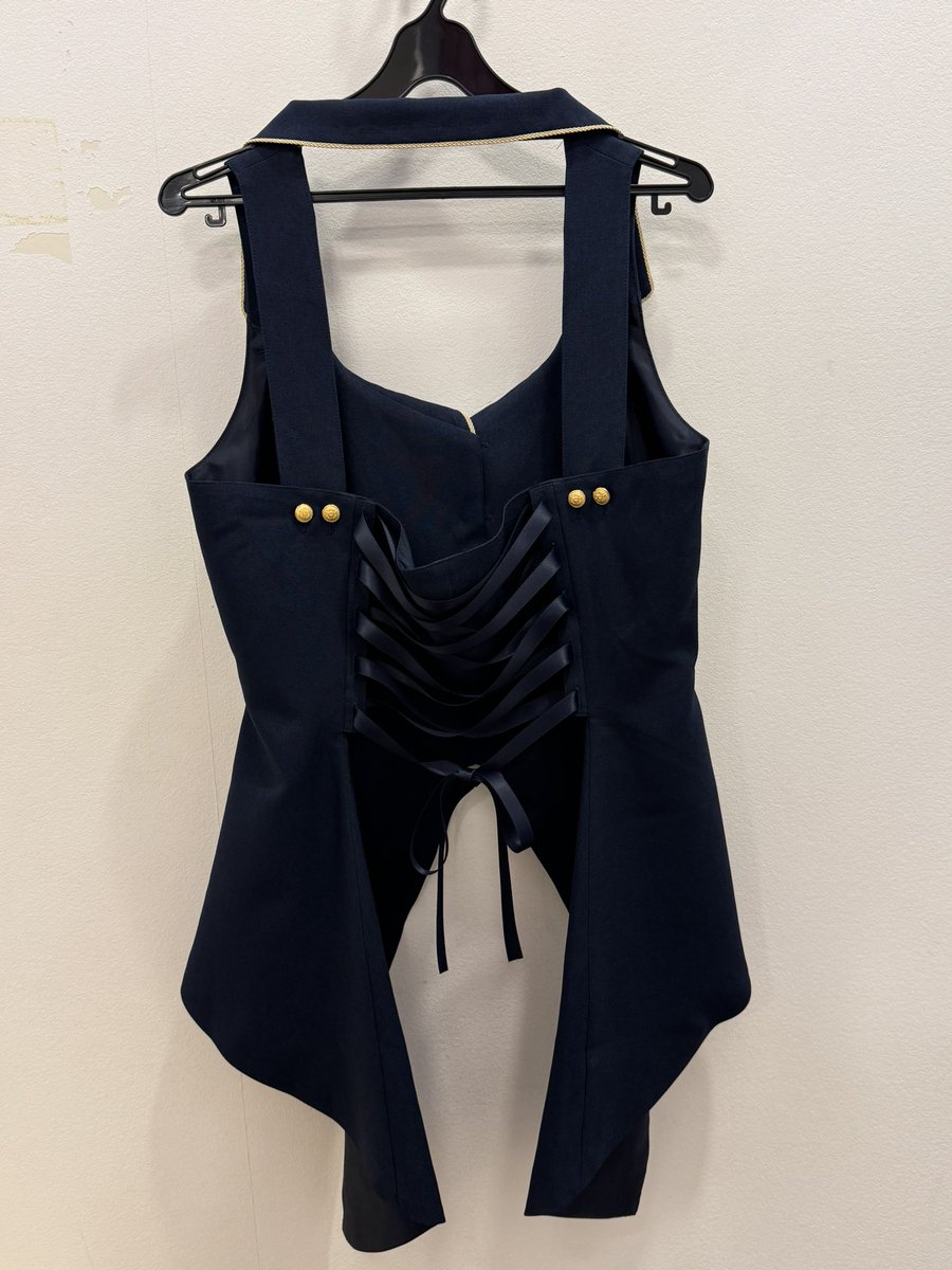 cross_fkym's tweet photo. metamorphose🎀

新作入荷

Gabrielロング燕尾ベスト
ネイビー
 ¥18.480-

カッコ良くも可愛くも合わせられる万能なベストです✨
ウエストラインも調節できるのでシルエットも綺麗です🤭 https://t.co/mm7ZZf6GSX