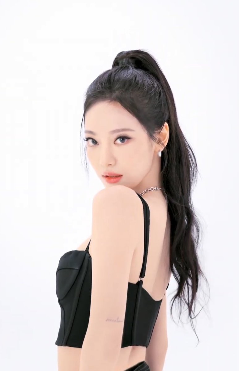 ningshourly's tweet image. NINGNING x MAYBELLINE
#NINGNINGxMAYBELLINE
#NINGNING #Maybelline @aespa_official @Maybelline