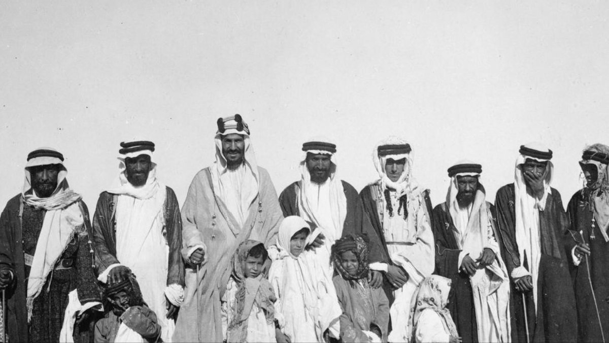 عن "نجد"وان قلت ما يغني عن السرد
 بـحبـوحـة السـاطـي ، وأم البـهـاليـل

ان طـاح فـي نجـد الـمطر، ينبت الورد
والـيا محـلـت مـا تنـبت الا ريـاجـــيل