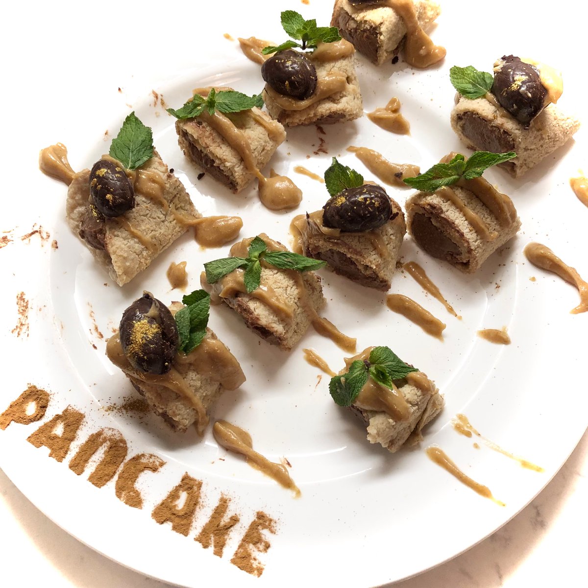 hannahkokoschka's tweet photo. #veganhour @veganhour topped these #plantedbased #oat #banoffee #pancakes with a #medjool date #peanutbutter blitzed sauce (as per #drawing ) and #homemade #chocolate eggs (literally making chocolate from melting #coconutoil with #rawcacao and muscovado sugar https://t.co/Ms1o7hEJno