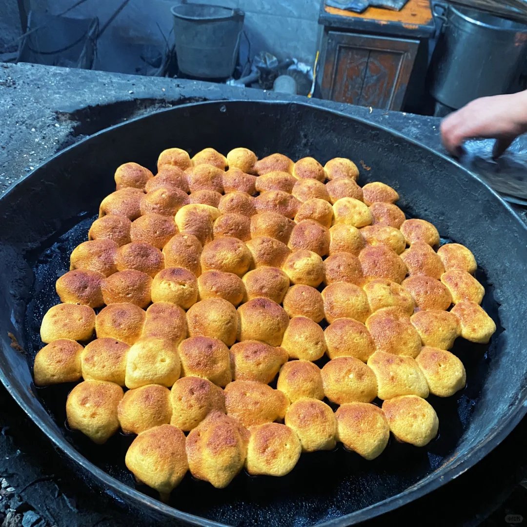 LeoGrif91605872's tweet image. The cake baked with the old method does taste really good 👍 #OldMethod #DeliciousCake #Baking #TasteTest #Foodie #CakeLover