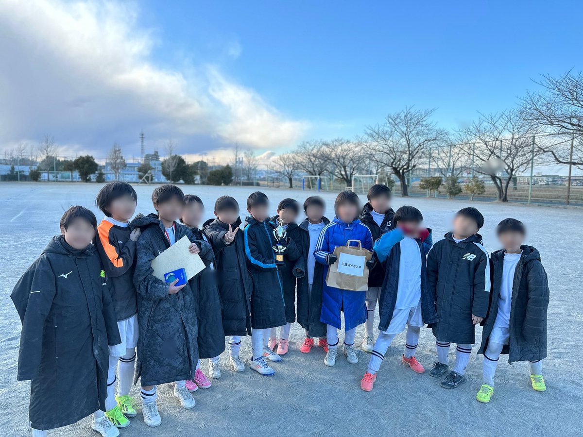 mitaka5sc's tweet photo. 梨花FCさんにご招待いただき、ウィンターカップに参加しました！
途中で雪が舞う中でも、選手たちは元気にプレー。練習の成果も発揮でき、実りある一日となりました。
運営いただいた 梨花FCさん、対戦いただいた 稲城SSSさん、国立二小SCさん、羽衣一SCさん、ありがとうございました！#5小SC #三鷹 https://t.co/2d1AdbygWn