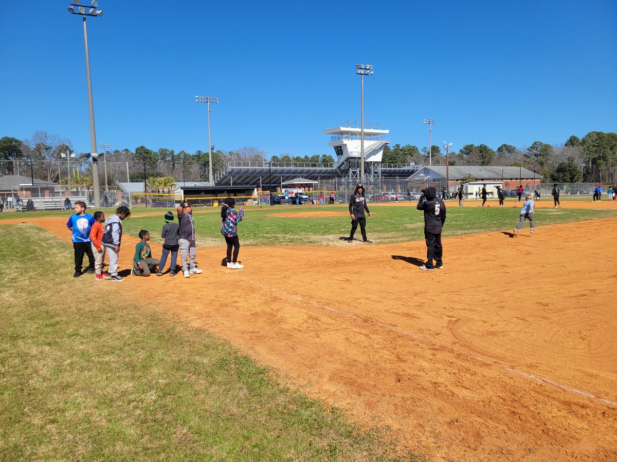 BaseballAtLRHS's tweet photo. Thank you to everyone who came out to our Youth Camp and BBQ fundraiser. The team and campers had a great time enjoying the weather and the game of baseball. Thank you to the community for your support! Go Diamonds! @LRHathletics https://t.co/aYZYxuHGWX