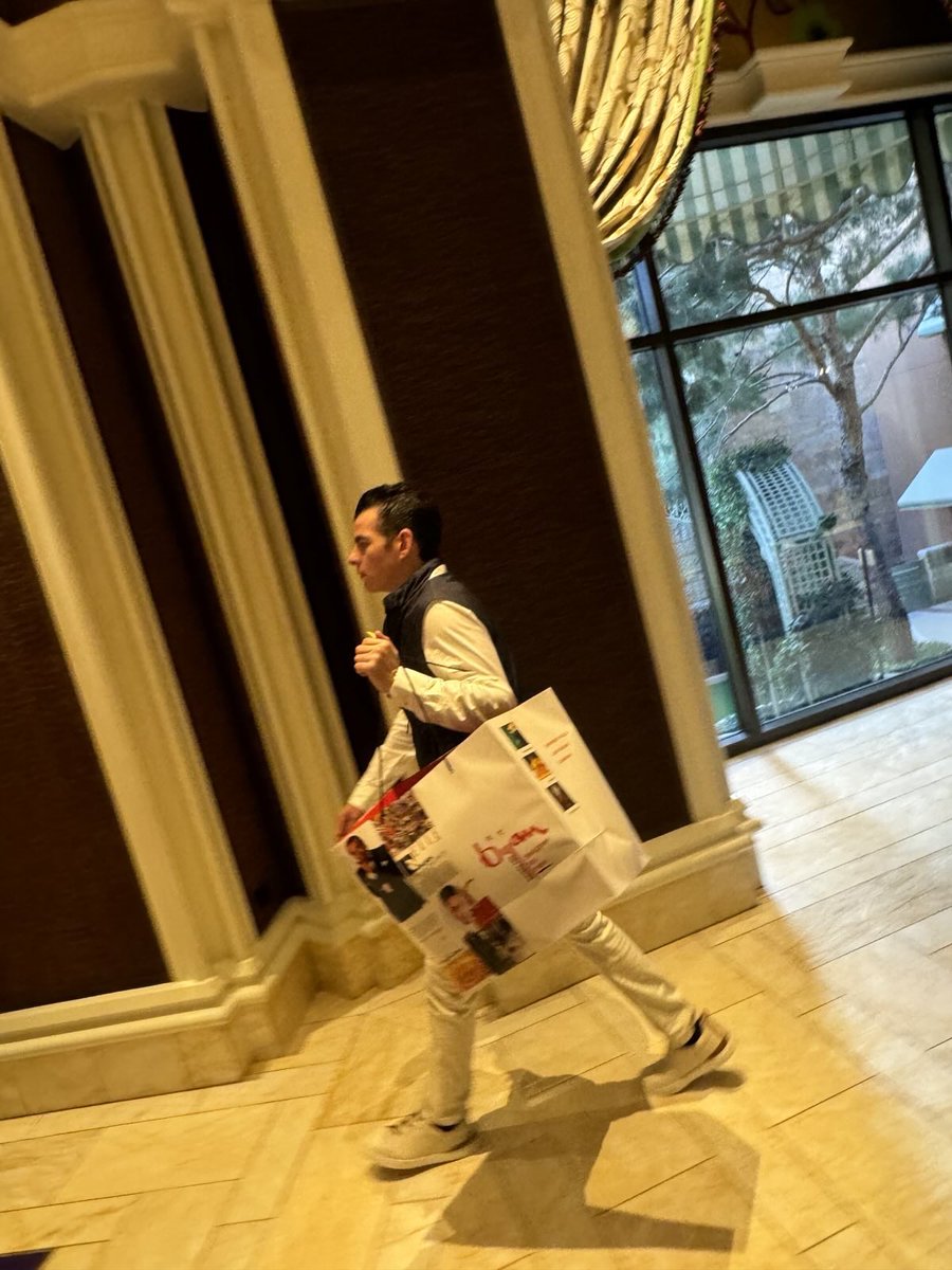 vampipe's tweet image. Y los de @MovCiudadanoMX no se quedan atrás con los excesos.
Justo en este momento  @mikefloresse, coordinador de su bancada, anda en Las Vegas comprando en Bijan, la tienda más cara de ropa para hombres.
¿Se estará comprando una chamarrita de $18 mil dólares?