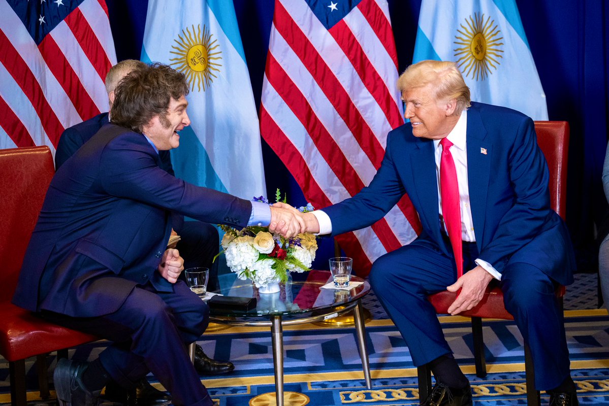 "Trump y Milei":
Por este fotón de ellos juntos.