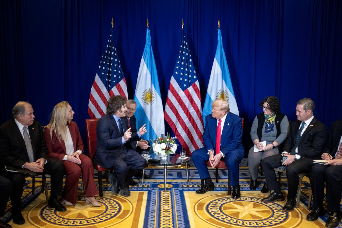 WhiteHouse's tweet photo. President Trump met with Argentine President Javier Milei at CPAC where they discussed President @JMilei’s groundbreaking economic reforms and how our countries can work closer together.

President Trump also invited President Milei to visit the White House in the coming months. https://t.co/6uYWU7gQlq