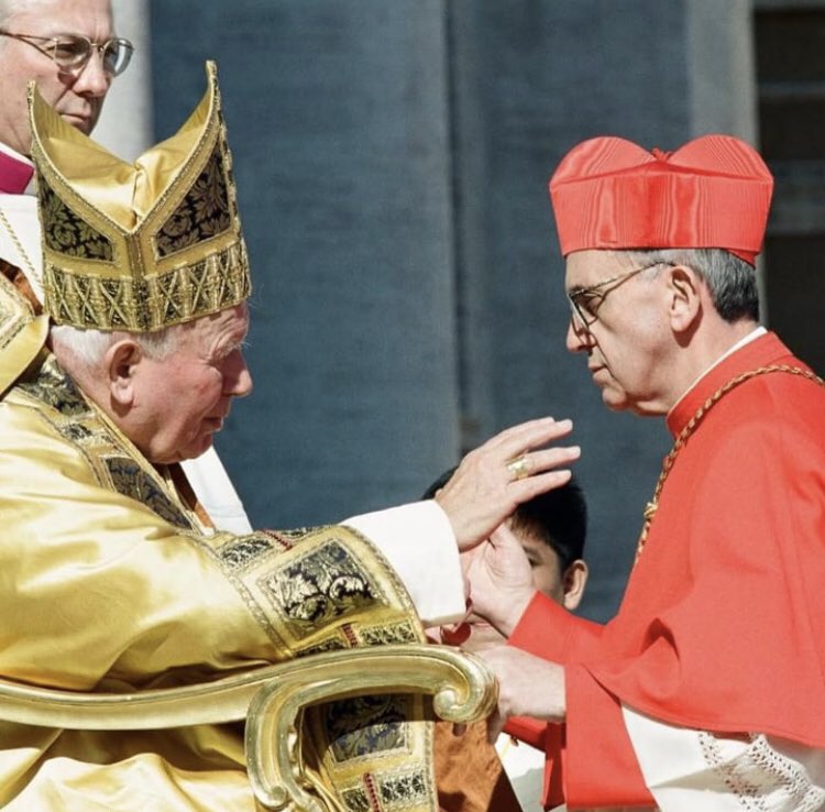Bracesco2023's tweet photo. Hoy hace 24 años, el Papa Francisco era ordenado Cardenal por el Papa Juan Pablo II. https://t.co/hKRykKoRs0