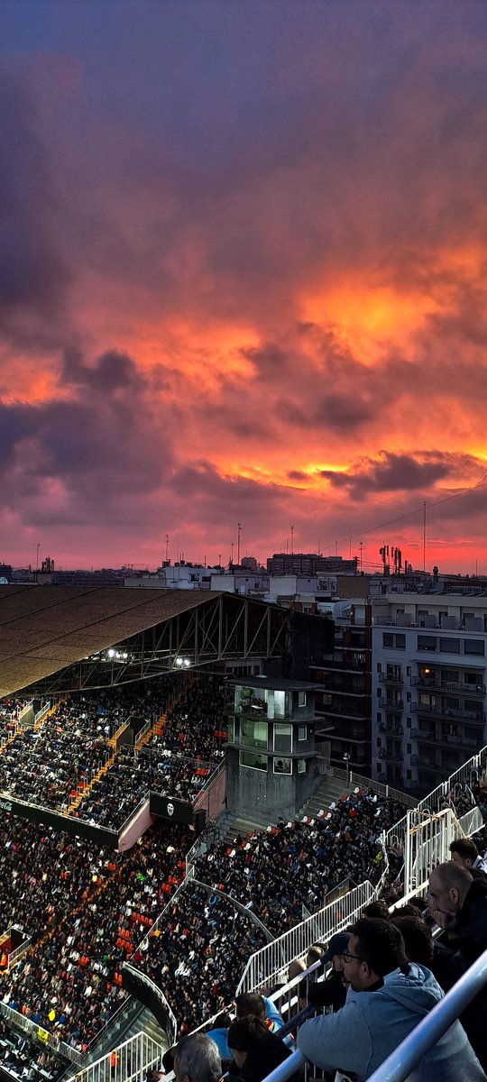 IramisGroundHop's tweet photo. ⚽️ Valencia CF 0-3 Athlético de Madrid 
🏟 Estadio de Mestalla
🏆 La Liga
🎟 42,30€
▶️ 306ème match, 173ème stade
🗺 12ème pays

Stade hideux et délabré de dehors, mais incroyable de dedans, sublimé par un coucher de soleil magnifique ⬇️

#GroundHopping https://t.co/s9EFXwqFjk