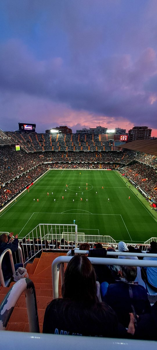 IramisGroundHop's tweet photo. ⚽️ Valencia CF 0-3 Athlético de Madrid 
🏟 Estadio de Mestalla
🏆 La Liga
🎟 42,30€
▶️ 306ème match, 173ème stade
🗺 12ème pays

Stade hideux et délabré de dehors, mais incroyable de dedans, sublimé par un coucher de soleil magnifique ⬇️

#GroundHopping https://t.co/s9EFXwqFjk