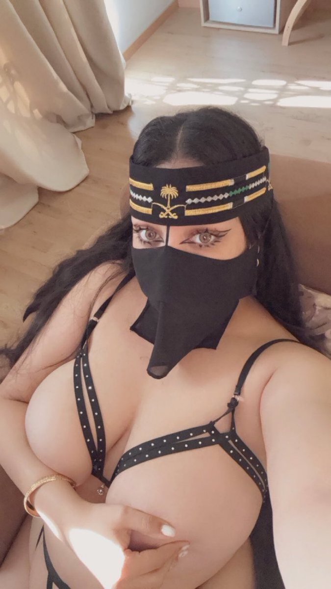 لبس امي تحت العبايه يوم التاسيس🤭

#معصيتي_رحتييً 

 #ديوت_بدوي