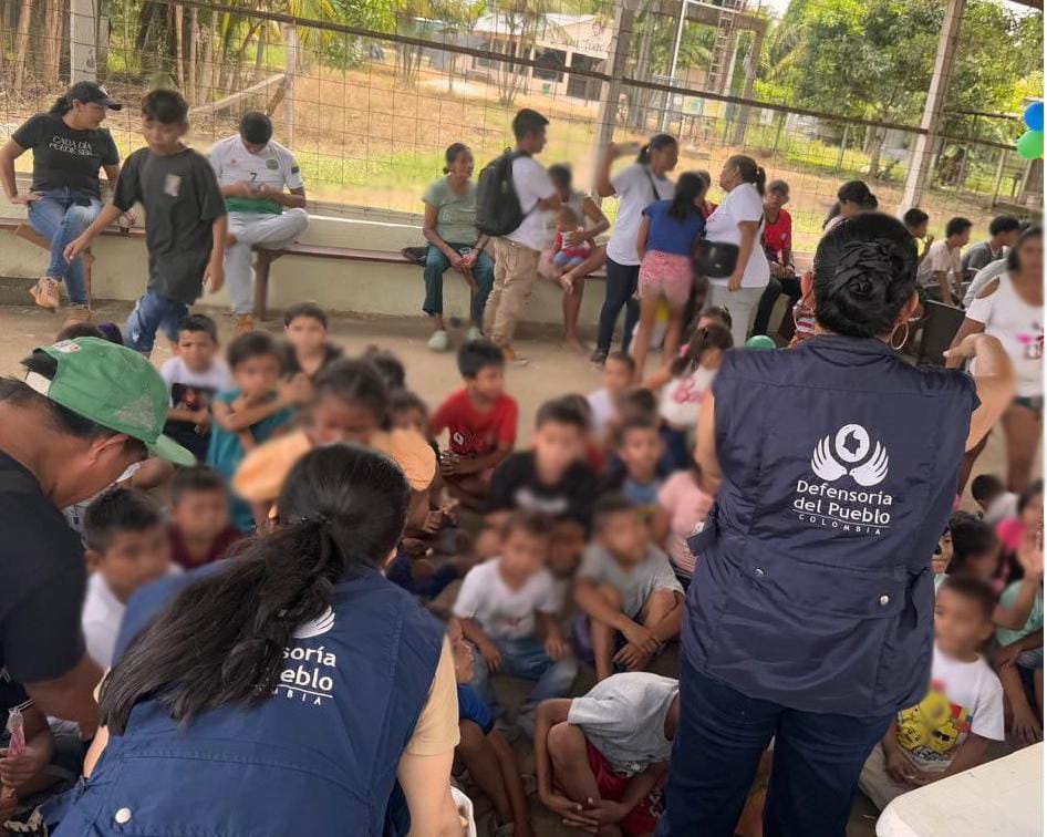 DefensoriaCol's tweet photo. Ofrecimos nuestra feria de servicios a más de 100 niños y niñas de Inírida y, de manera lúdica, los capacitamos en derechos de la niñez. Así mismo, atendimos y tramitamos quejas de los padres de familia, asentados desde hace cerca de 11 años en la ocupación de hecho "El Poblado". https://t.co/UDwlcQsvP1