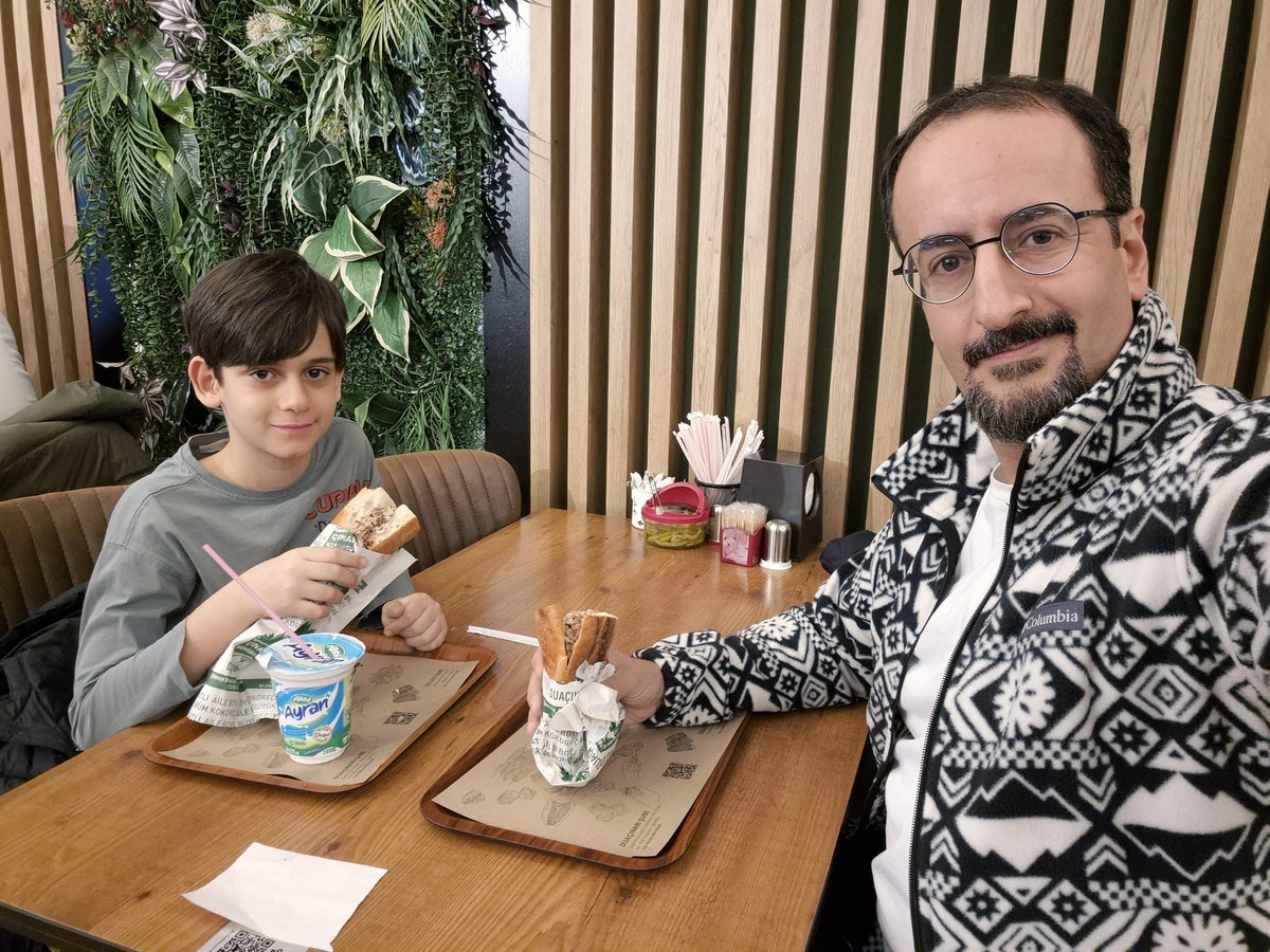 Canım oğlum seninle ne kadar gurur duysam az, bugün seni ne kadar iyi yetiştirdiğimi, gecenin 1 inde 'baba kokoreçmi patlatsak' diyerek bir kere daha kanıtladın bana, aslan oğlum