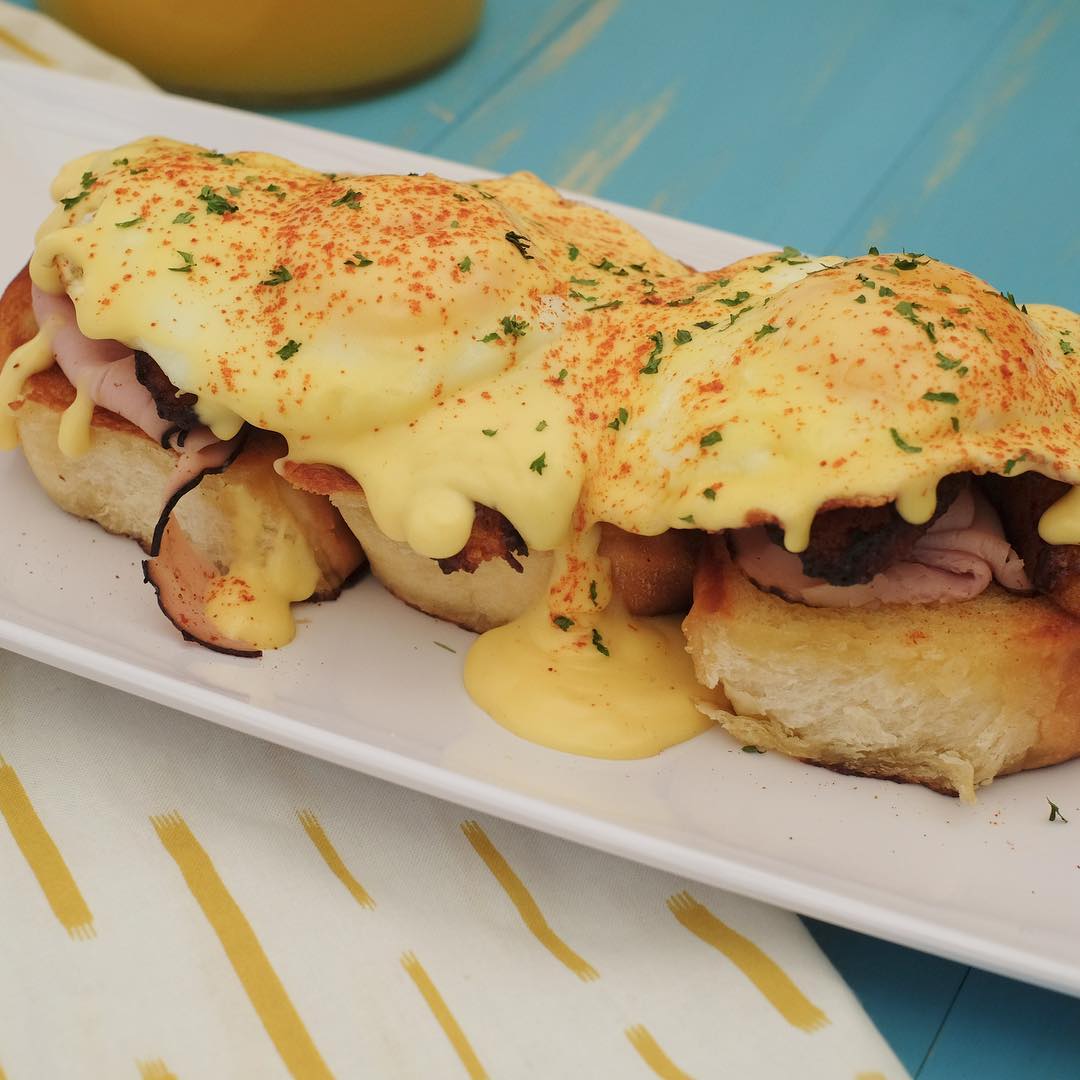 🍳 Maduros Benedict(ish) is here! 🍽️ Smoked ham, sweet plantains, over-easy egg, hollandaise, and buttery sobao bread medallions. Eggs benedict, Kokí style—way better than the original. 😋 #MadurosBenedict #EatKoki #BrunchGoals #SaborBoricua