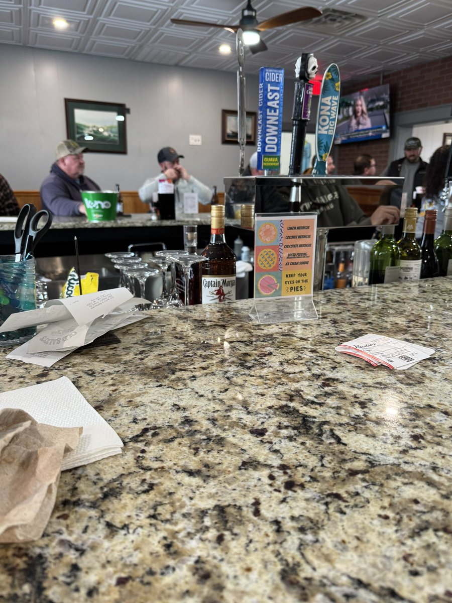 Midgiemoon's tweet image. These guys right here are the heart of Maryland’s Eastern Shore.  hunters and watermen in camo hats and hoodies,  drinking Coors light and just so nice.  #oldsaltys