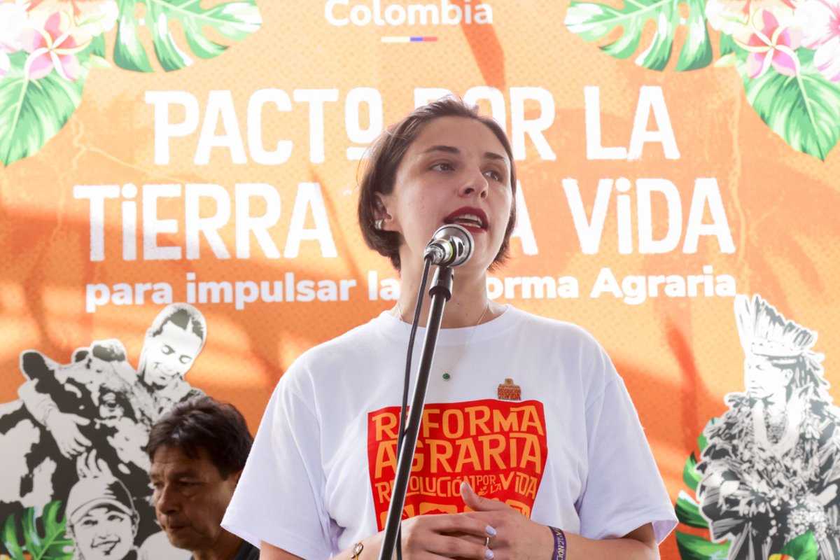 MinAgricultura's tweet photo. Durante la firma del #PactoPorLaTierraYLaVida, 🫱🏾‍🫲🏼 la ministra @MCarvajalinoV aseguró que el Plan Decenal de #ReformaAgraria 🌾 será construido por el movimiento agrario 🧑🏾‍🌾👩🏽‍🌾 para resignificar sus luchas y transformar juntos el campo colombiano. Escucha su discurso completo ▶️ https://t.co/SFuZfG2fQt